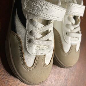 🐹🐹OshKosh B'gosh Two-Tone Casual Velcro sneakers size 8🐹🐹